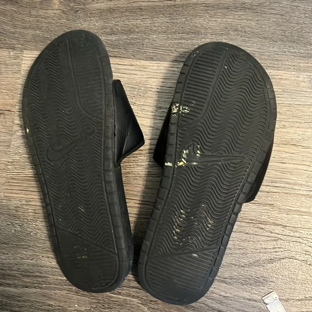 Nike sleek black